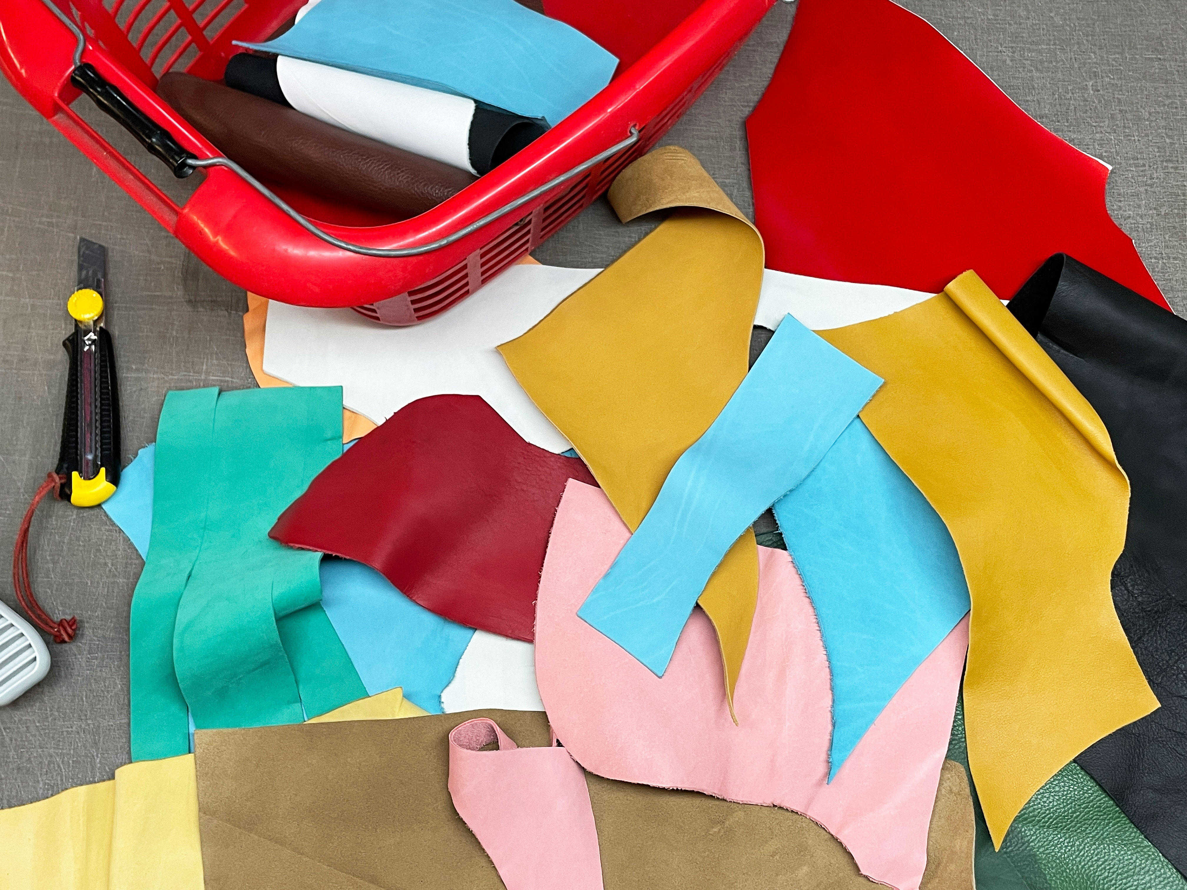 chutes de cuir multicolores