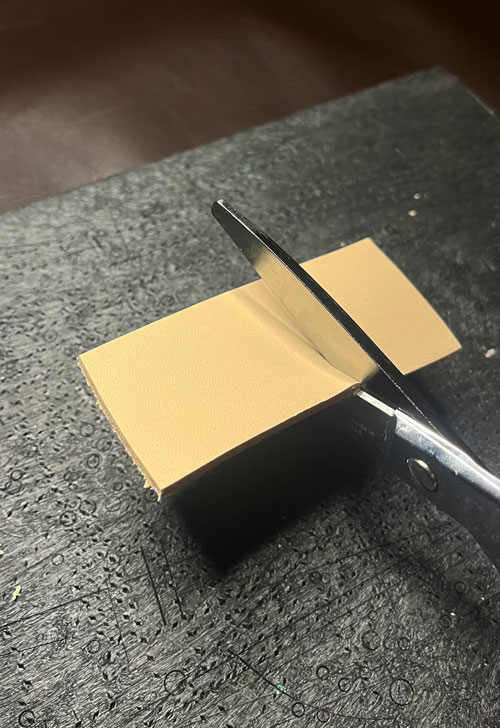 ciseau pour couper le cuir