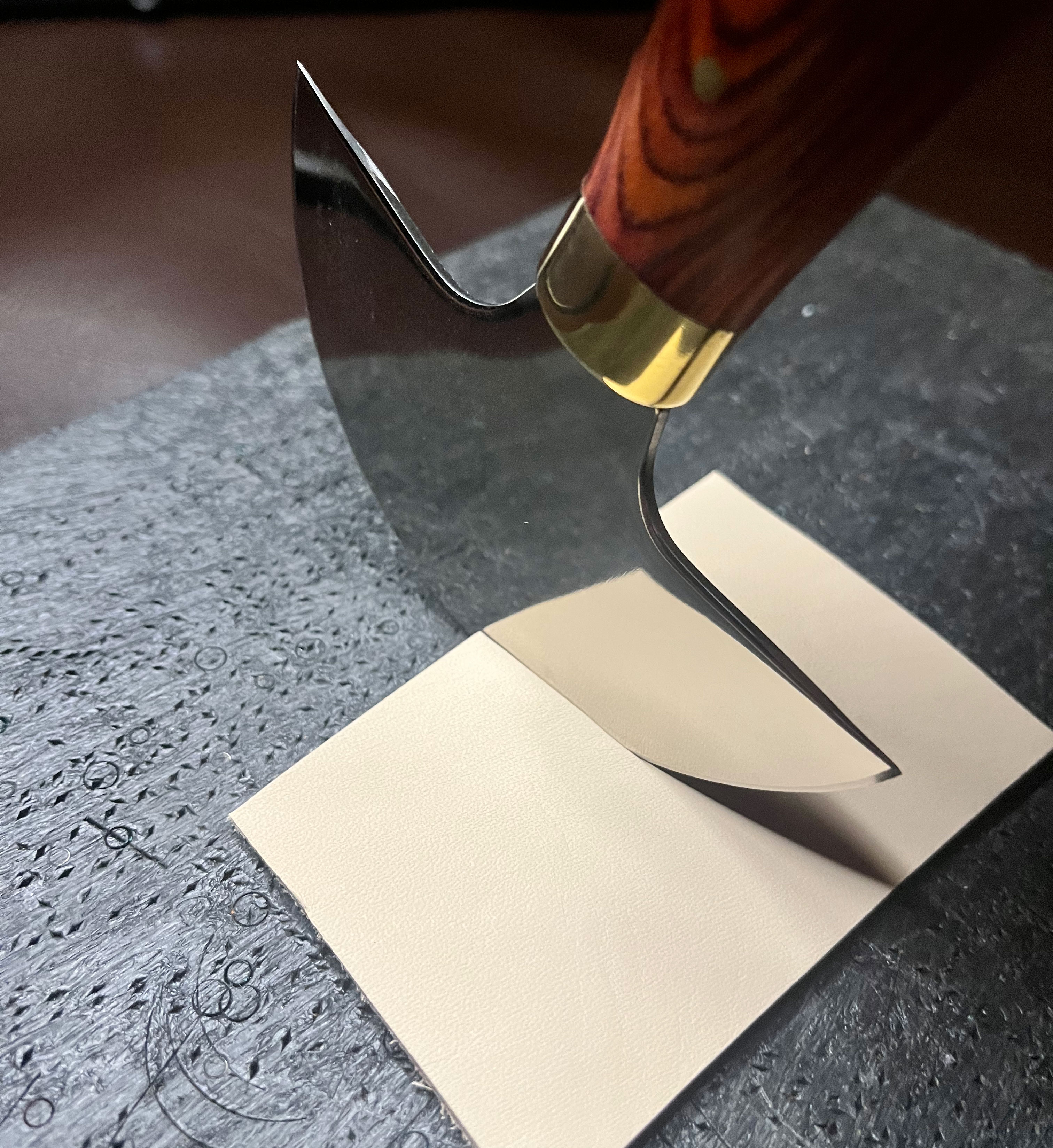 couteau demi lune découpe cuir