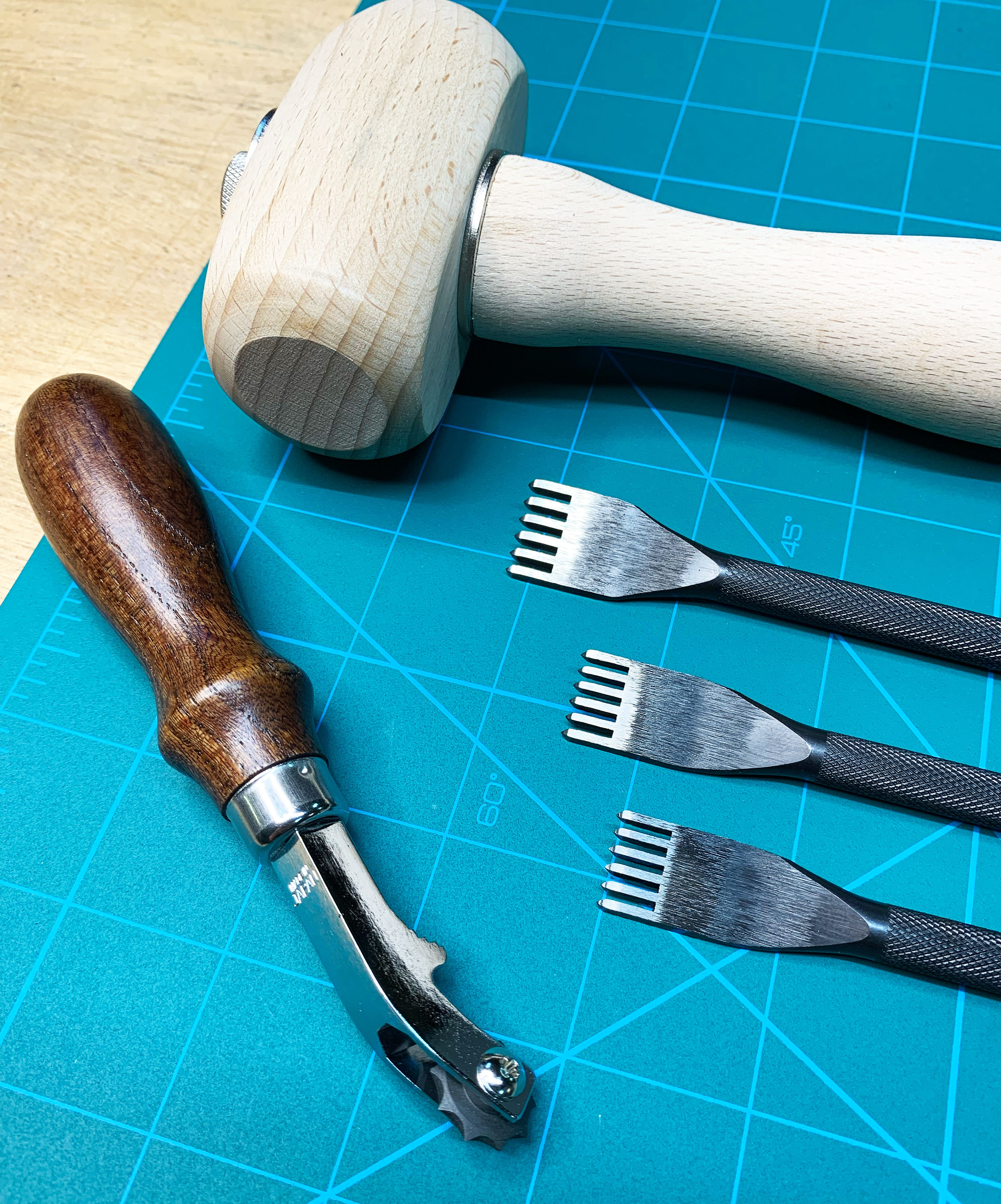 outils et griffes à frapper pour marquer le cuir